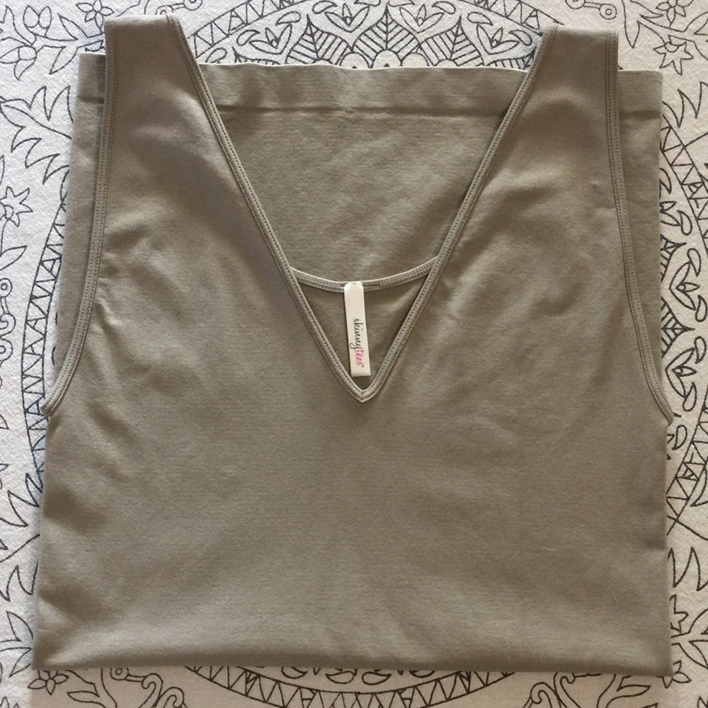 NWOT Khaki skinnytees V-Neck Layering Tank, OS